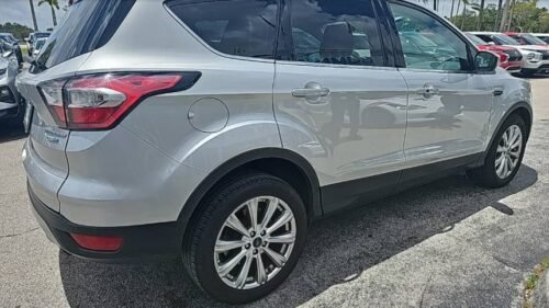 2017 Ford Escape Titanium 4WD - Image 4