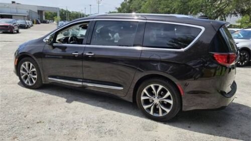 2017 Chrysler Pacifica Limited - Image 13