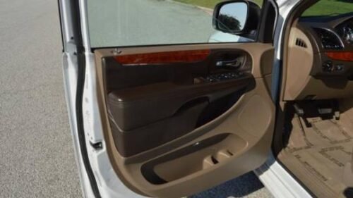 2014 Chrysler Town & Country Touring - Image 8
