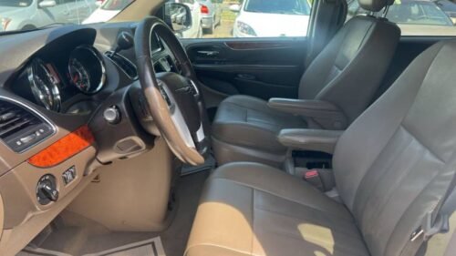 2016 Chrysler Town & Country Touring - Image 6