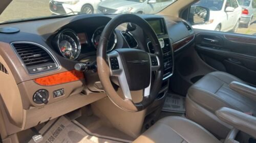 2016 Chrysler Town & Country Touring - Image 7