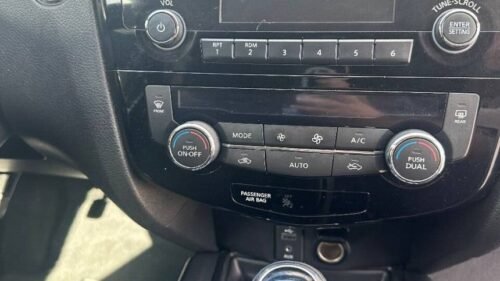 2017 Nissan Rogue SV FWD - Image 2