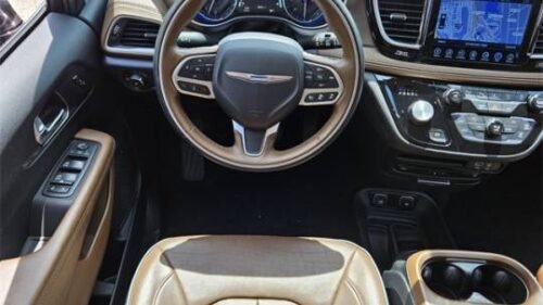 2017 Chrysler Pacifica Limited - Image 11