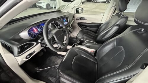 2022 Chrysler Pacifica Touring L FWD - Image 2
