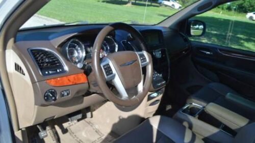 2014 Chrysler Town & Country Touring - Image 7