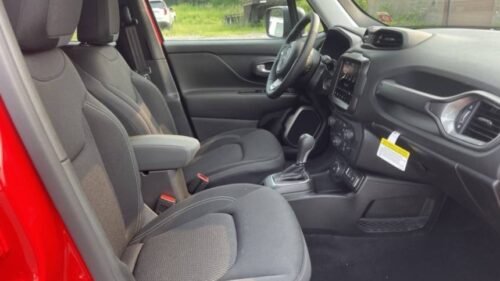 2023 Jeep Renegade Latitude - Image 3