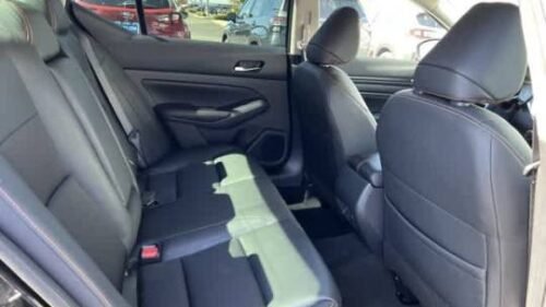 2022 Nissan Altima 2.5 SR FWD - Image 9
