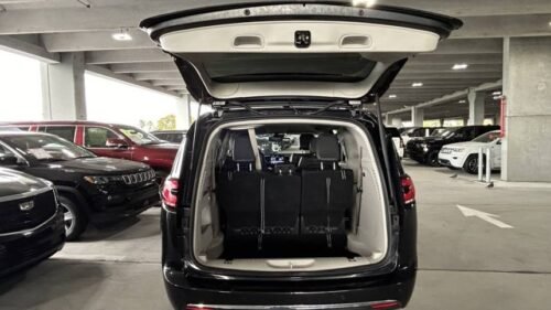 2022 Chrysler Pacifica Touring L FWD - Image 4