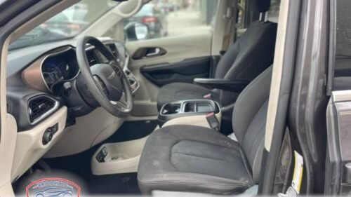 2017 Chrysler Pacifica Touring Plus - Image 4