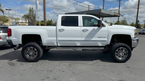 2015 Chevrolet Silverado 2500HD LTZ Crew Cab Standard Box 4WD - Image 9