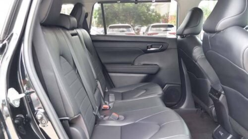 2023 Toyota Highlander XLE FWD - Image 5