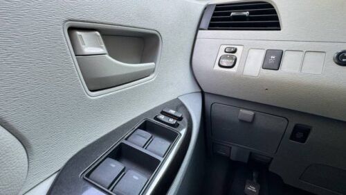 2011 Toyota Sienna LE Auto Access Seat 7-Passenger FWD - Image 2