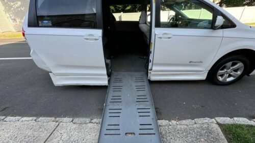 2011 Toyota Sienna LE Auto Access Seat 7-Passenger FWD - Image 5