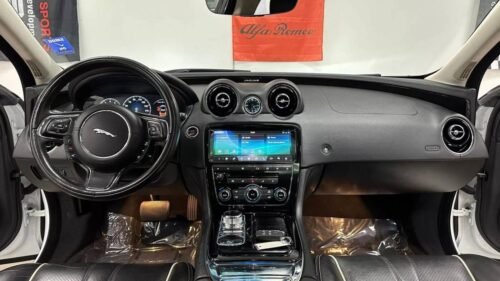 2019 Jaguar XJ R-Sport V6 AWD - Image 7